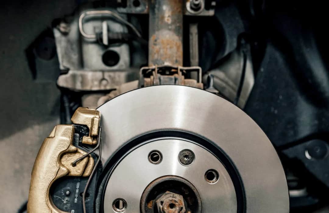 Para qué sirve el freno de pie y cómo garantiza tu seguridad al conducir