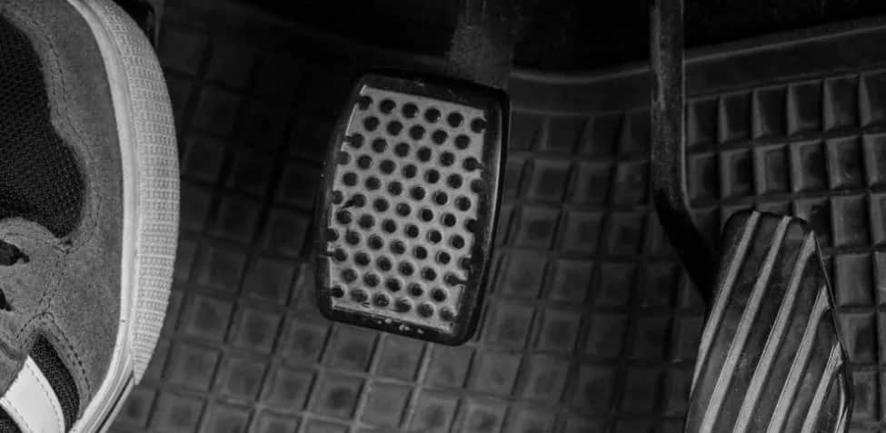 Ruido al pisar el embrague: causas y soluciones para evitar problemas