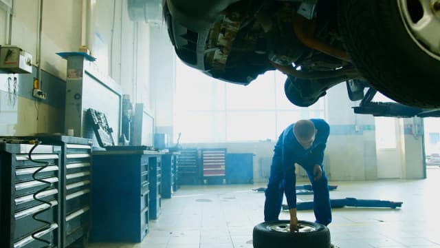 Es conveniente cambiar los neumáticos de su vehículo para evitar accidentes